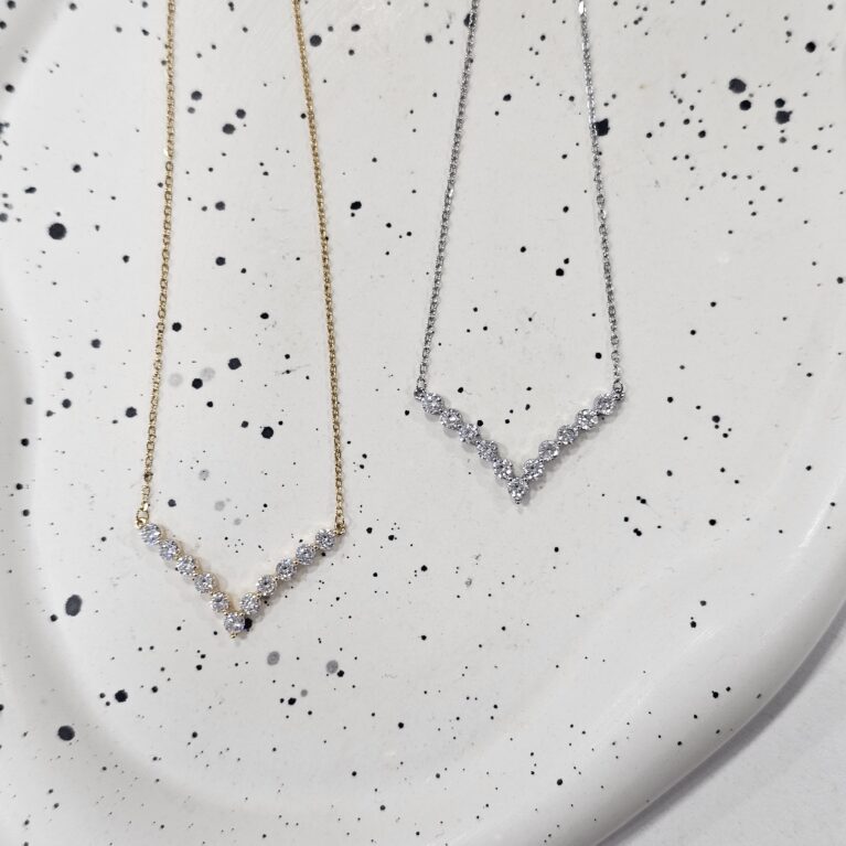 Κολιέ V ανοξείδωτο ατσάλι με πέτρες ζιργκόν επιπλατινωμένο και επιχρυσωμένο k51